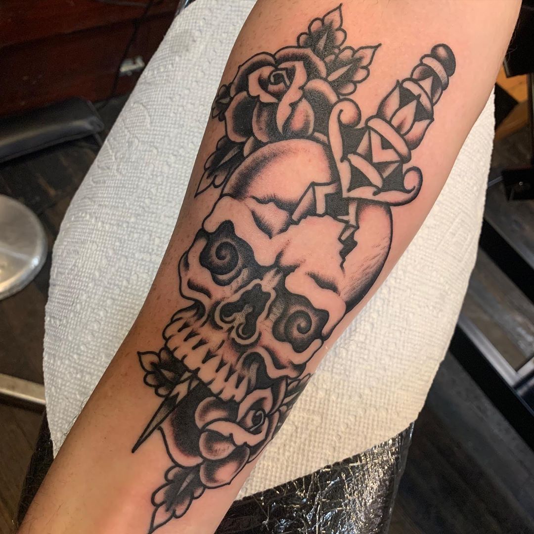 A skull and dagger by @cs_tattoo